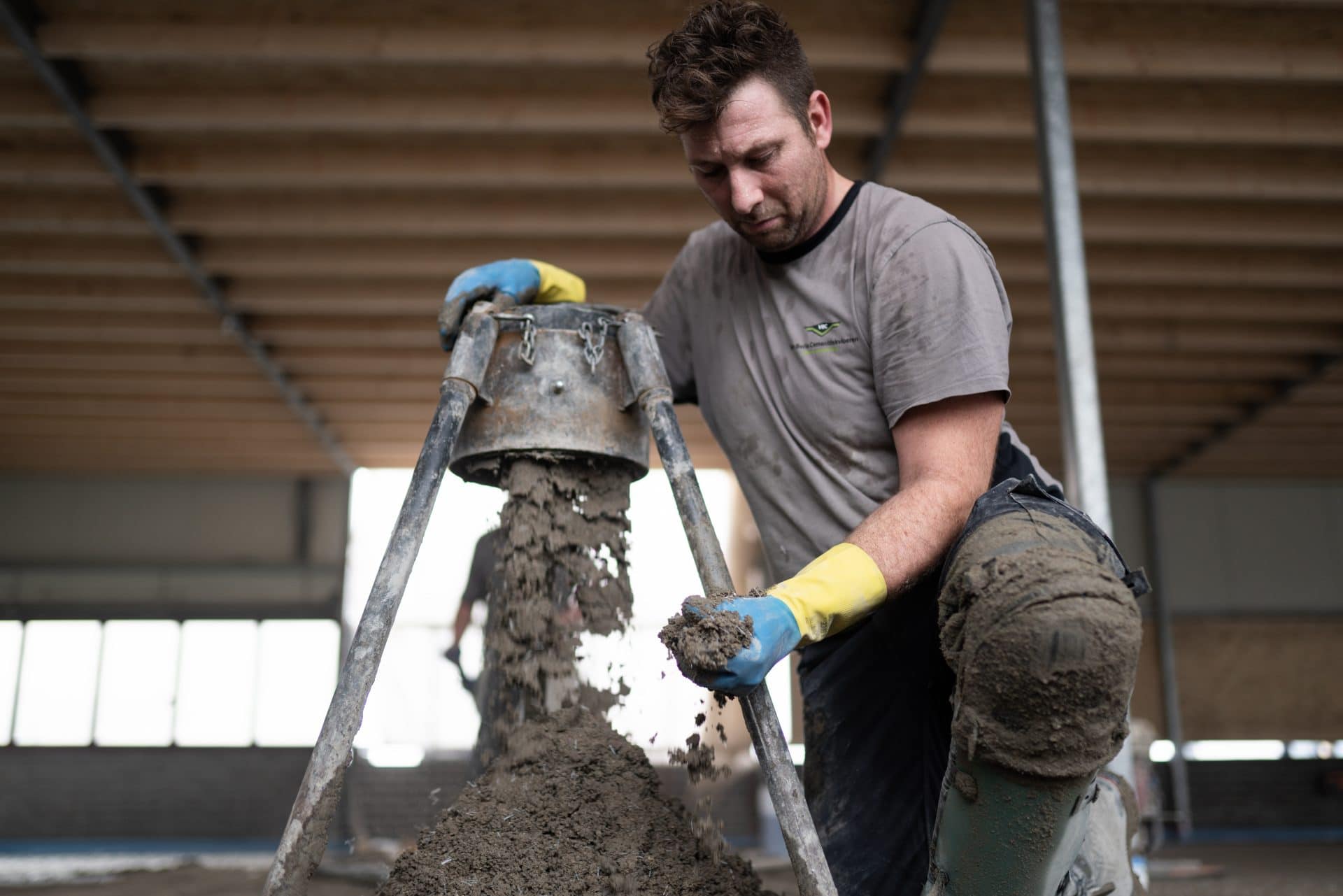 Cement dekvloer storten